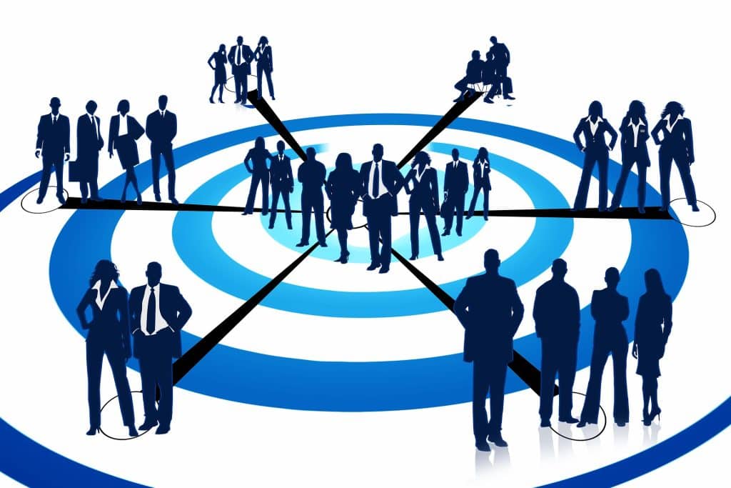 Groupes de personnes au centre avec des flèches en direction d'autres groupes